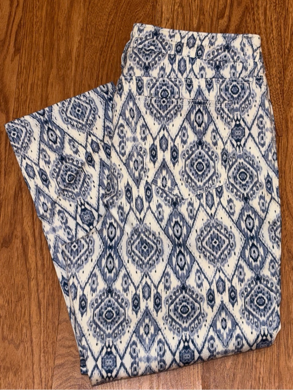 Chico’s Blue and White Patterned Women's Slimming Crop Demin - Picture 2 of 3
